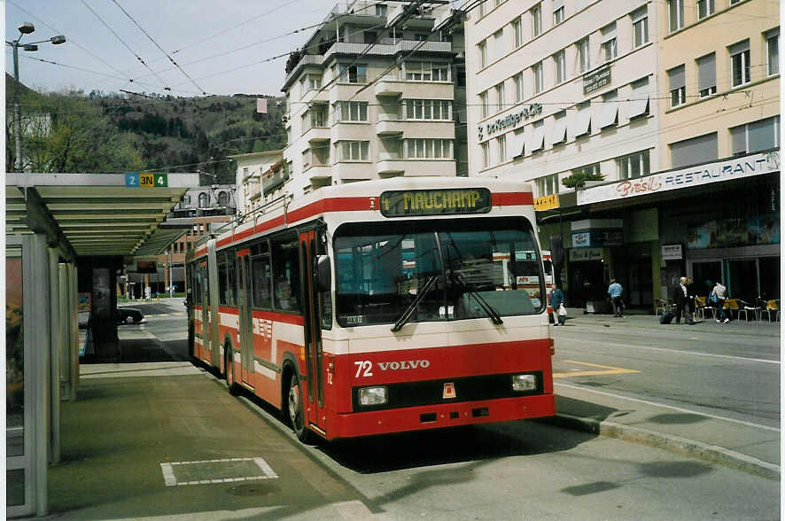 (066'809) - VB Biel - Nr. 72 - Volvo/R&J Gelenktrolleybus am 21. April 2004 beim Bahnhof Biel