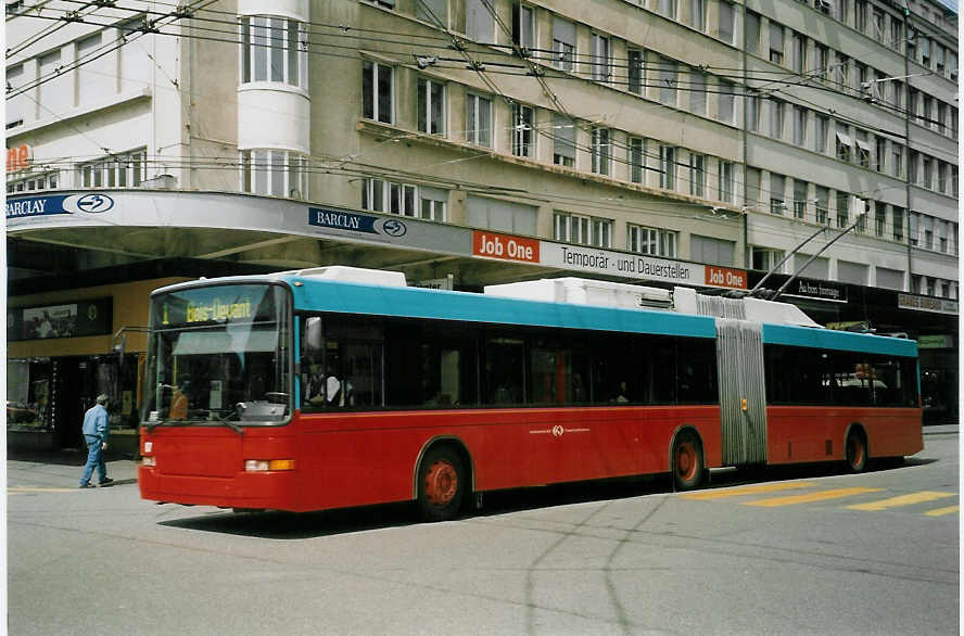 (066'827) - VB Biel - Nr. 87 - NAW/Hess Gelenktrolleybus am 21. April 2004 beim Bahnhof Biel