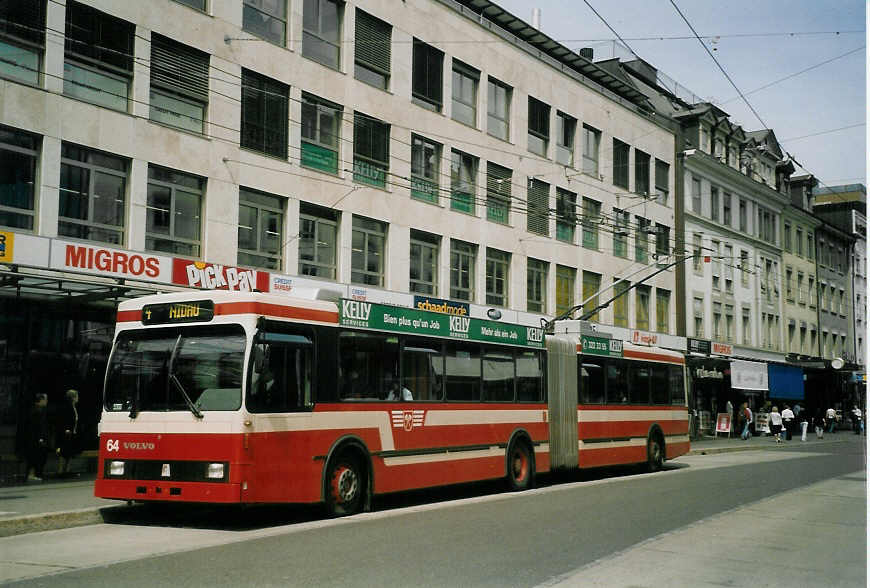 (066'830) - VB Biel - Nr. 64 - Volvo/R&J Gelenktrolleybus am 21. April 2004 in Biel, Guisanplatz