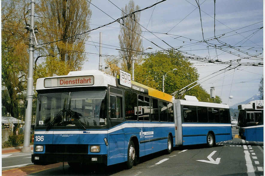 (066'926) - VBL Luzern - Nr. 186 - NAW/Hess Gelenktrolleybus am 22. April 2004 beim Bahnhof Luzern