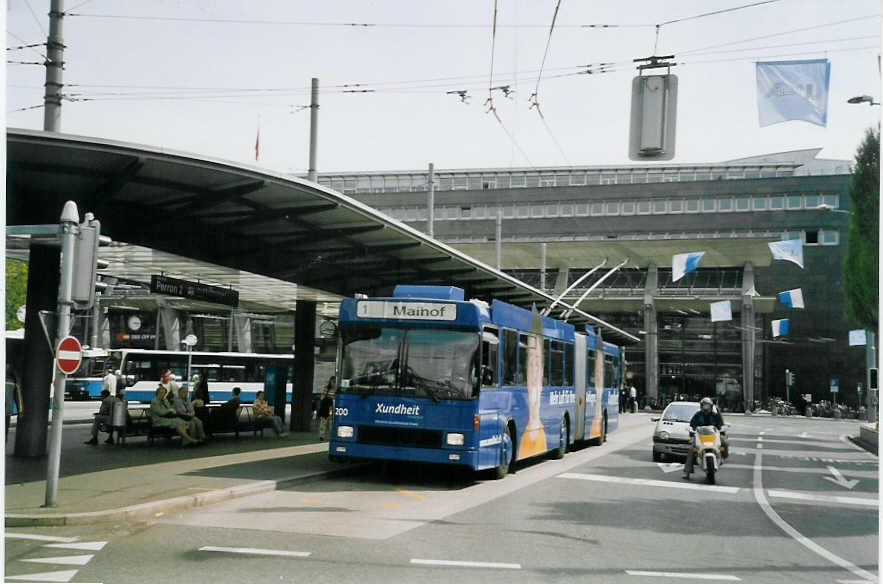 (067'001) - VBL Luzern - Nr. 200 - NAW/Hess Gelenktrolleybus am 22. April 2004 beim Bahnhof Luzern