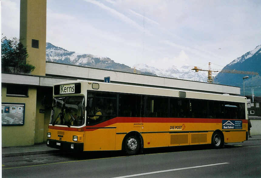 (067'013) - Dillier, Sarnen - Nr. 2/OW 10'166 - MAN am 22. April 2004 beim Bahnhof Sarnen