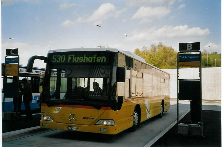 (067'206) - PostAuto Zrich - Nr. 5/ZH 587'882 - Mercedes am 24. April 2004 in Zrich, Flughafen
