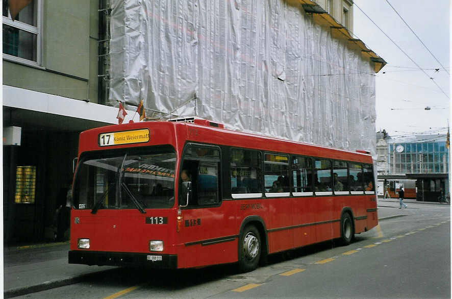 (067'303) - Bernmobil, Bern - Nr. 113/BE 388'113 - Volvo/R&J am 1. Mai 2004 beim Bahnhof Bern