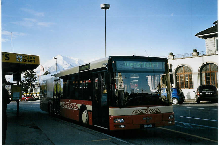 (067'424) - ASKA Aeschi - Nr. 7/BE 387'527 - MAN am 10. Mai 2004 beim Bahnhof Thun