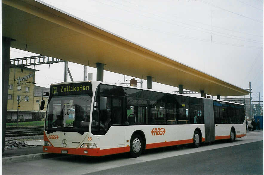 (067'502) - RBS Worblaufen - Nr. 35/BE 555'035 - Mercedes am 13. Mai 2004 beim Bahnhof Zollikofen