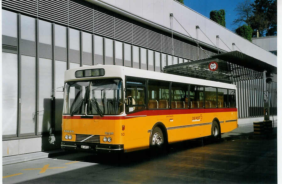 (067'605) - Steiner, Ortschwaben - Nr. 10/BE 48'735 - Volvo/Lauber am 17. Mai 2004 in Bern, Postautostation