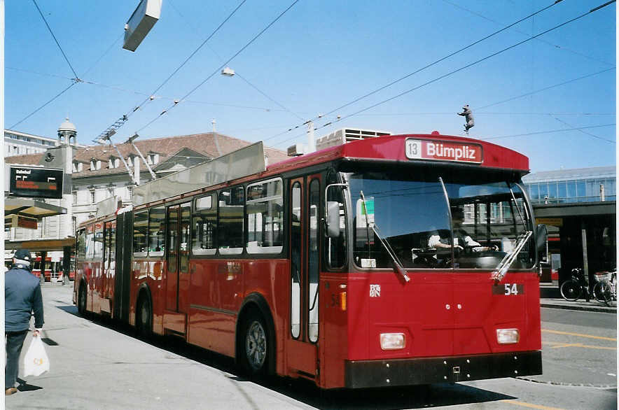 (067'607) - Bernmobil, Bern - Nr. 54 - FBW/Hess Gelenktrolleybus am 17. Mai 2004 beim Bahnhof Bern