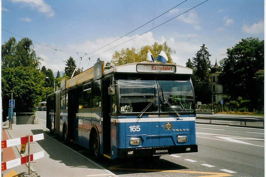 (067'903) - VBL Luzern - Nr. 165 - Volvo/Hess Gelenktrolleybus am 23. Mai 2004 in Kriens, Eichhof