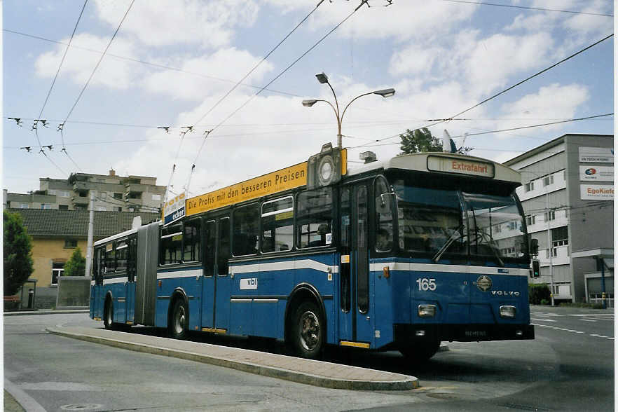 (067'905) - VBL Luzern - Nr. 165 - Volvo/Hess Gelenktrolleybus am 23. Mai 2004 in Kriens, Endstation