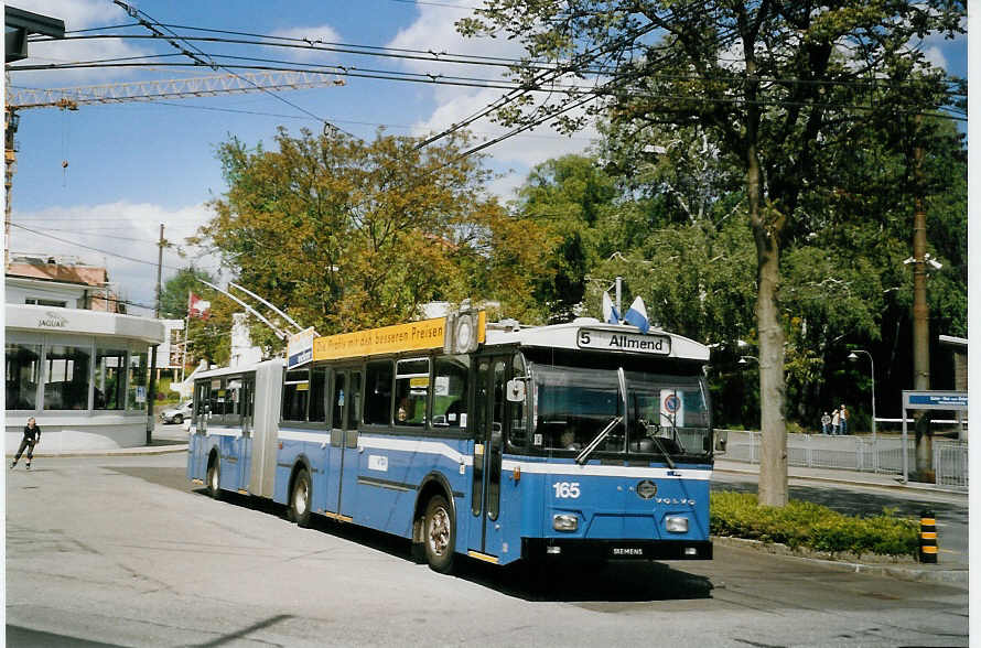 (067'920) - VBL Luzern - Nr. 165 - Volvo/Hess Gelenktrolleybus am 23. Mai 2004 in Luzern, Allmend