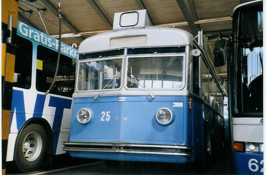 (067'931) - VBL Luzern - Nr. 25 - FBW/FFA Trolleybus am 23. Mai 2004 in Luzern, Depot