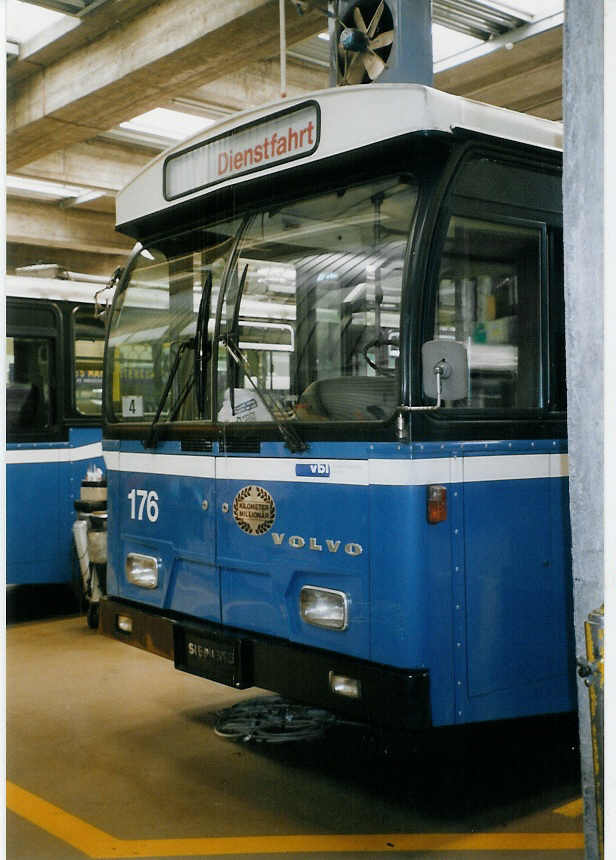 (068'005) - VBL Luzern - Nr. 176 - Volvo/Hess Gelenktrolleybus am 23. Mai 2004 in Luzern, Depot (Teilaufnahme)