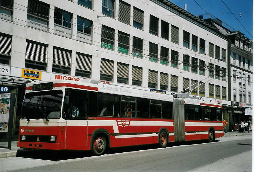 (068'102) - VB Biel - Nr. 67 - Volvo/R&J Gelenktrolleybus am 29. Mai 2004 in Biel, Guisanplatz