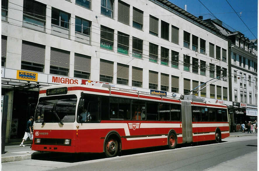 (068'108) - VB Biel - Nr. 65 - Volvo/R&J Gelenktrolleybus am 29. Mai 2004 in Biel, Guisanplatz
