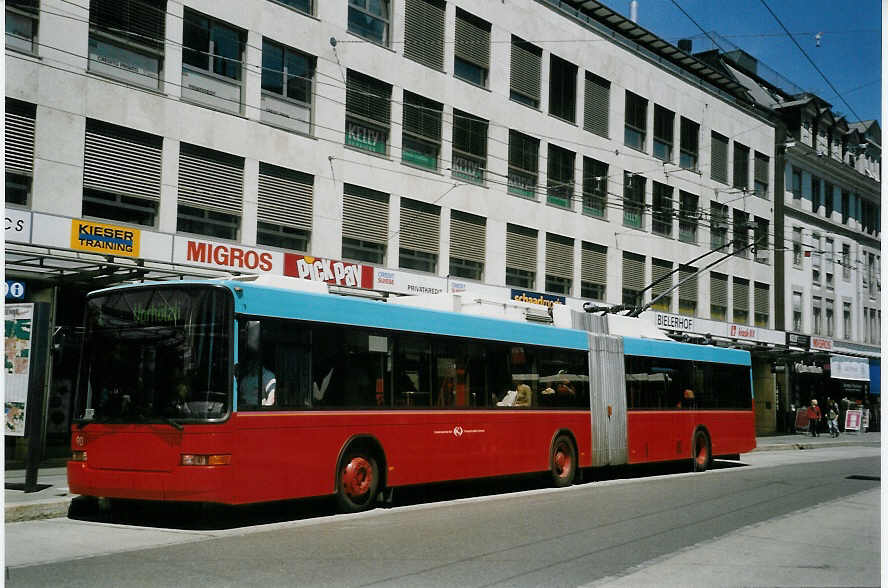 (068'111) - VB Biel - Nr. 90 - NAW/Hess Gelenktrolleybus am 29. Mai 2004 in Biel, Guisanplatz