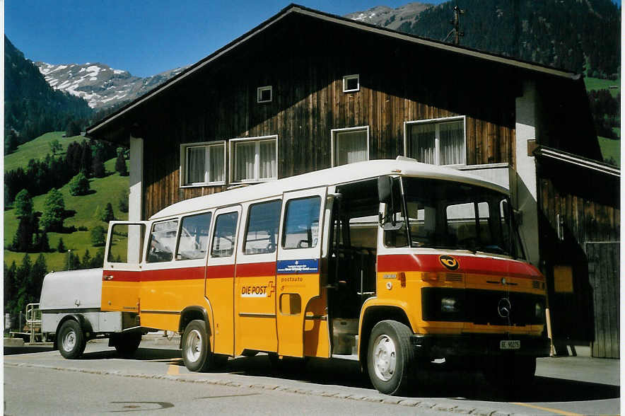 (068'205) - Portenier, Adelboden - Nr. 10/BE 90'275 - Mercedes (ex Geiger, Adelboden Nr. 10) am 7. Juni 2004 in Kiental, Post