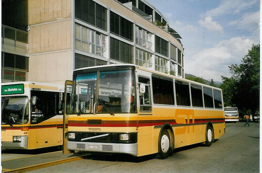 (068'220) - STI Thun - Nr. 4/BE 26'805 - Volvo/Lauber (ex TSG Blumenstein Nr. 5) am 9. Juni 2004 beim Bahnhof Thun