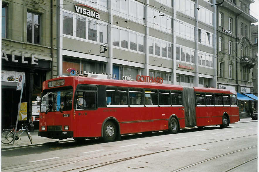 (068'223) - Bernmobil, Bern - Nr. 285/BE 419'285 - Volvo/R&J-Hess-Gangloff am 10. Juni 2004 beim Bahnhof Bern