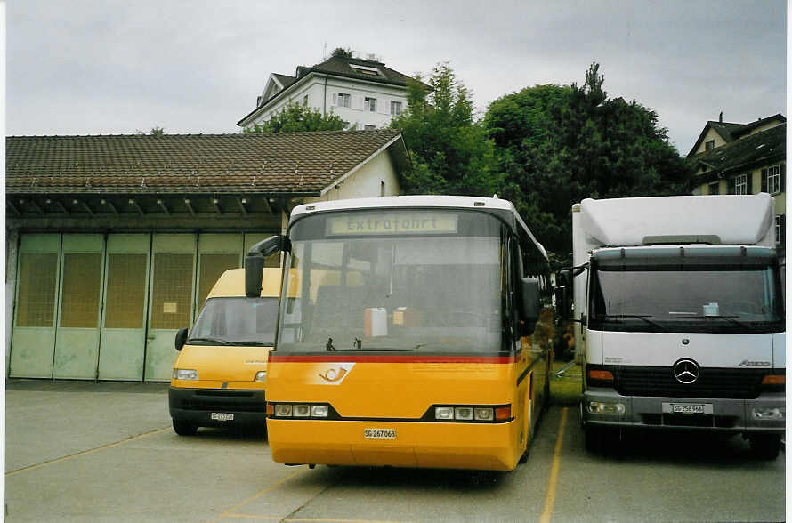 (068'602) - PostAuto Linth-Schwyz-Glarus - SG 267'063 - Neoplan (ex P 25'051) am 19. Juni 2004 in Uznach, Garage