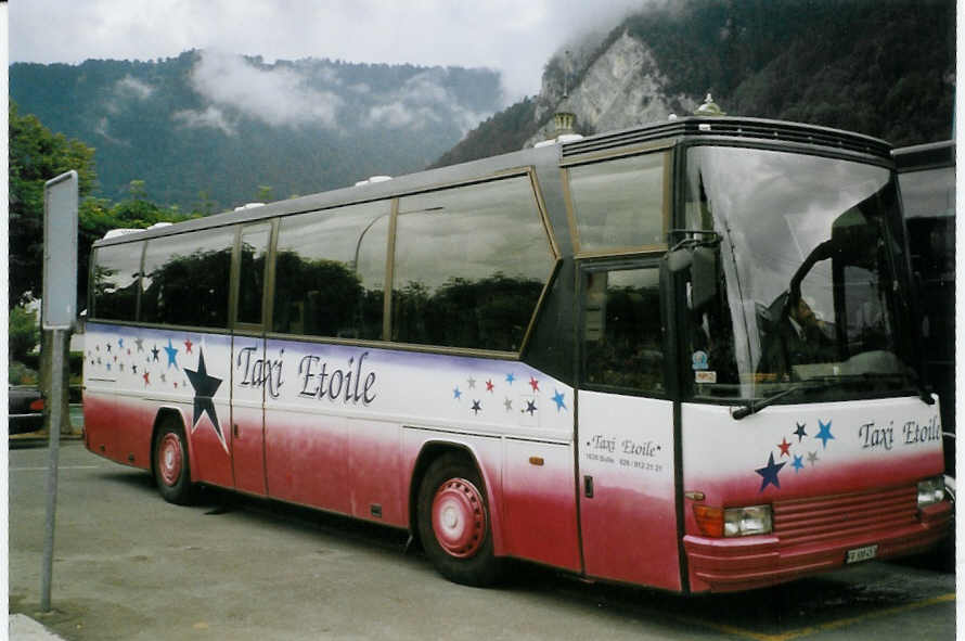(068'702) - Taxi Etoile, Bulle - FR 300'453 - Drgmller am 19. Juni 2004 beim Bahnhof Interlaken West