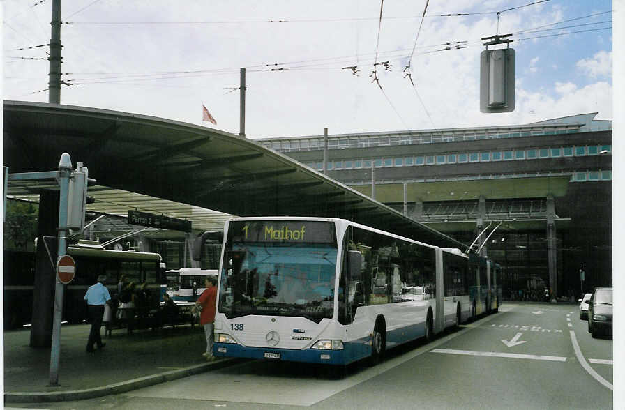 (068'723) - VBL Luzern - Nr. 138/LU 199'438 - Mercedes am 27. Juni 2004 beim Bahnhof Luzern