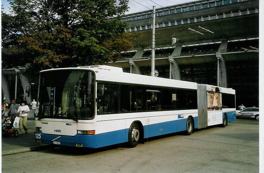 (068'731) - VBL Luzern - Nr. 125/LU 15'025 - Volvo/Hess am 27. Juni 2004 beim Bahnhof Luzern