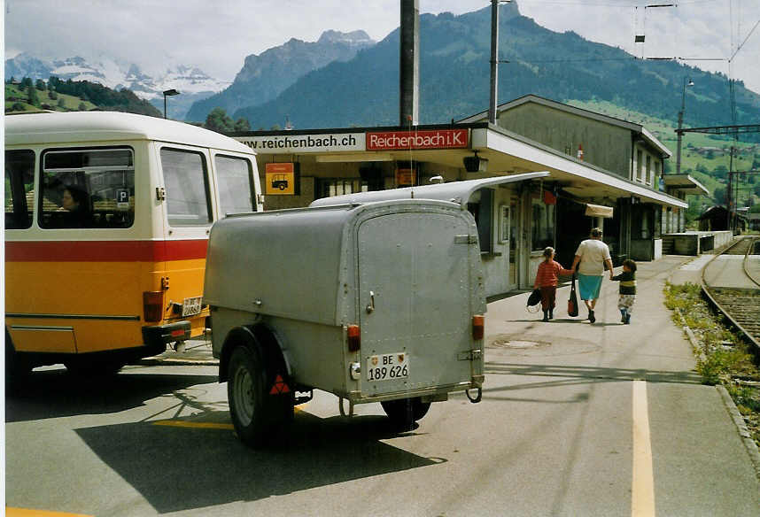 (068'828) - Portenier, Adelboden - Nr. 3/BE 189'626 - Scheron/PTT Gepckanhnger (ex Geiger, Adelboden Nr.3; ex P 30'248) am 5. Juli 2004 beim Bahnhof Reichenbach