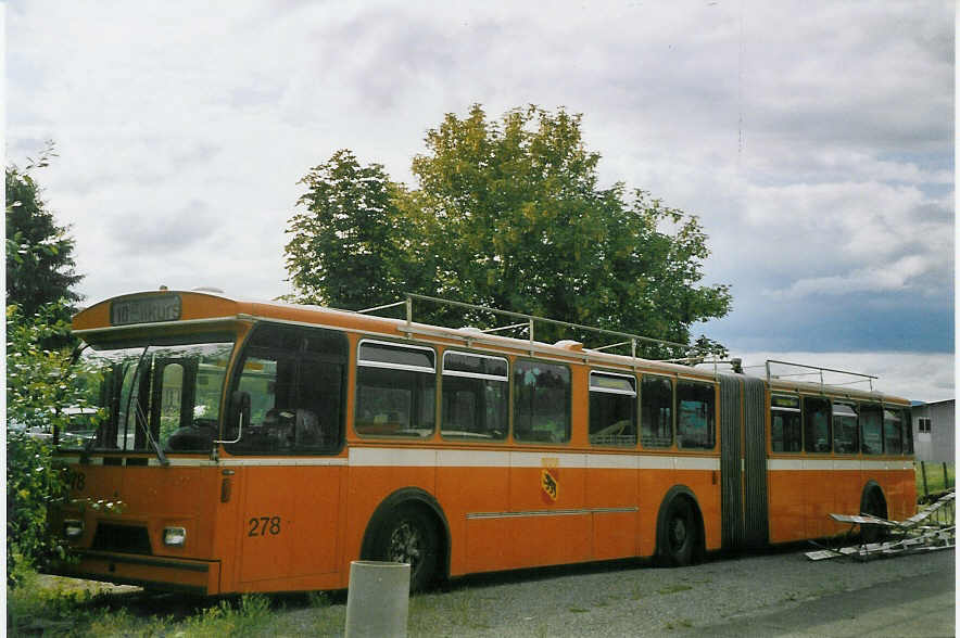 (069'328) - SVB Bern (RWB) - Nr. 278 - FBW/Hess-R&J am 10. Juli 2004 beim Bahnhof Wikon
