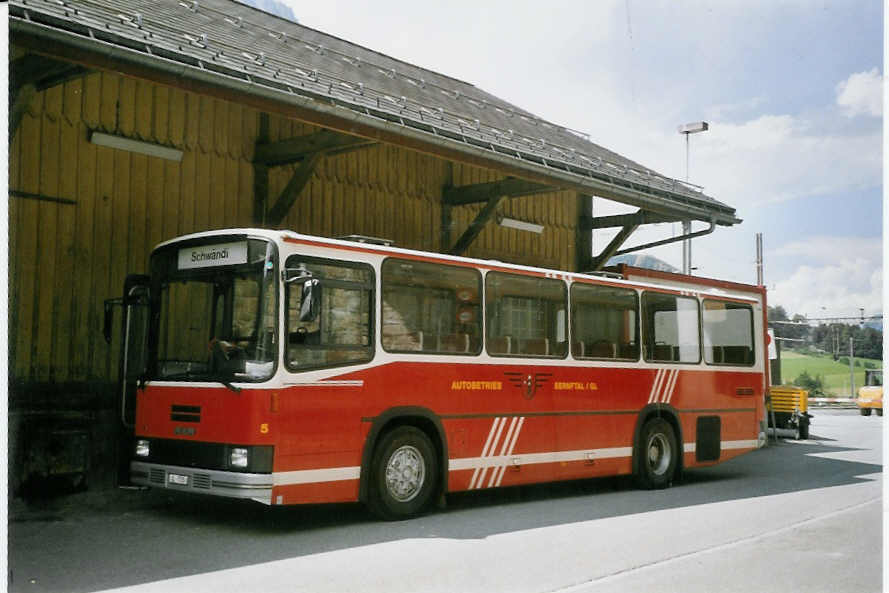 (069'503) - AS Engi - Nr. 5/GL 7705 - NAW/Lauber (ex AAGK Koppigen Nr. 5; ex Dhler, Burgdorf Nr. 81) am 17. Juli 2004 beim Bahnhof Schwanden