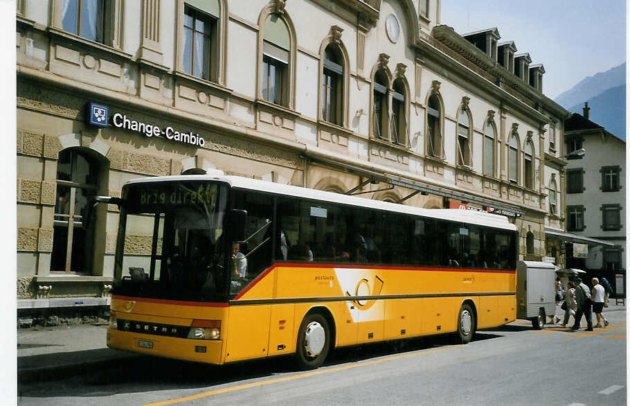 (069'813) - PostAuto Oberwallis - VS 241'984 - Setra (ex P 26'019) am 31. Juli 2004 beim Bahnhof Brig