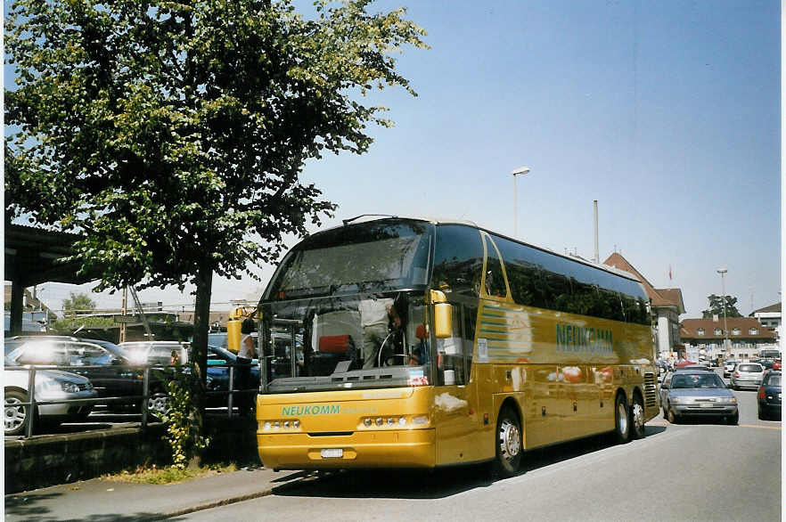 (069'824) - Neukomm, Horboden - BE 200'789 - Neoplan am 1. August 2004 bei der Schifflndte Thun
