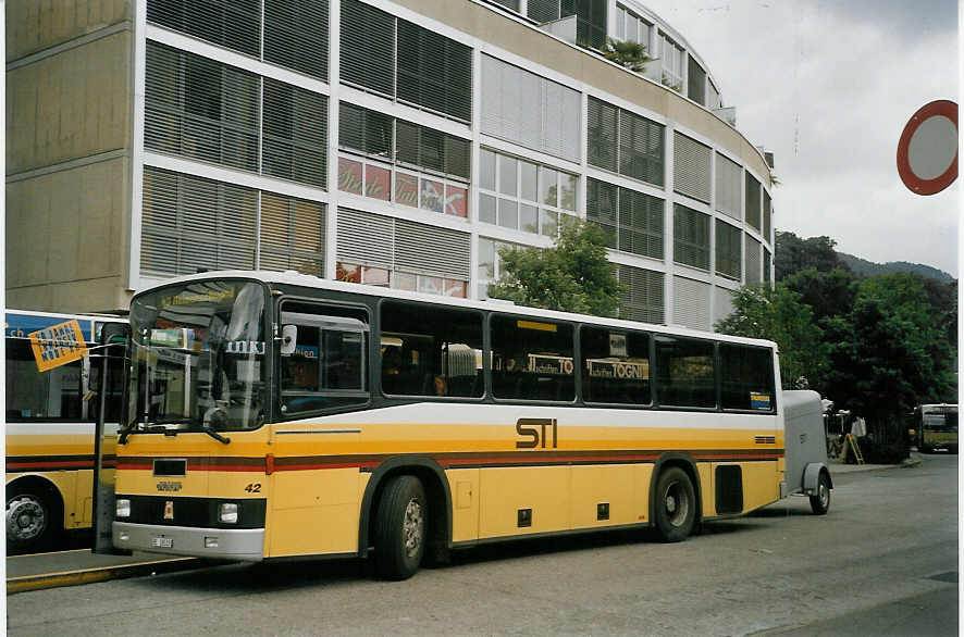 (069'916) - STI Thun - Nr. 42/BE 26'533 - NAW/R&J (ex ATGH Heiligenschwendi Nr. 3) am 6. August 2004 beim Bahnhof Thun