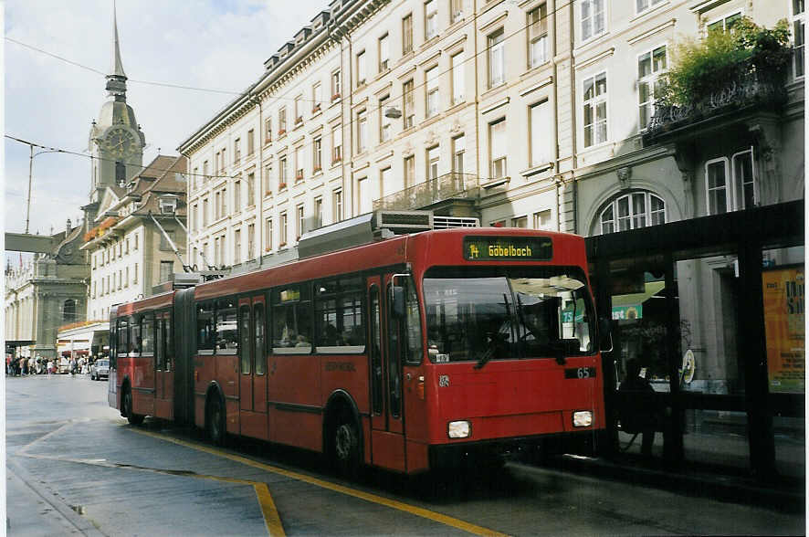(070'005) - Bernmobil, Bern - Nr. 65 - Volvo/Hess Gelenktrolleybus am 19. August 2004 beim Bahnhof Bern