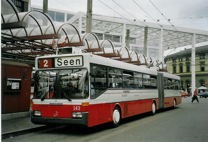 (070'028) - SW Winterthur - Nr. 143 - Mercedes Gelenktrolleybus am 21. August 2004 beim Hauptbahnhof Winterthur
