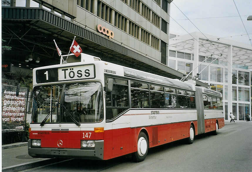 (070'032) - SW Winterthur - Nr. 147 - Mercedes Gelenktrolleybus am 21. August 2004 beim Hauptbahnhof Winterthur