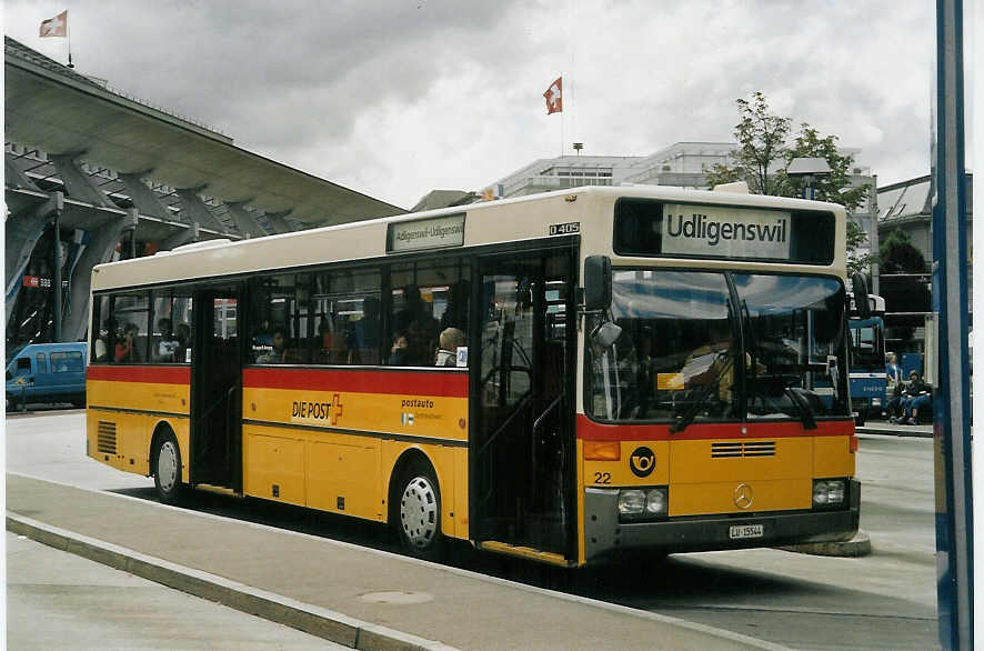 (070'213) - Bucheli, Kriens - Nr. 22/LU 15'544 - Mercedes am 21. August 2004 beim Bahnhof Luzern