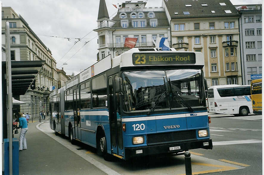 (070'229) - VBL Luzern - Nr. 120/LU 15'094 - Volvo/Hess am 21. August 2004 in Luzern, Lwenplatz