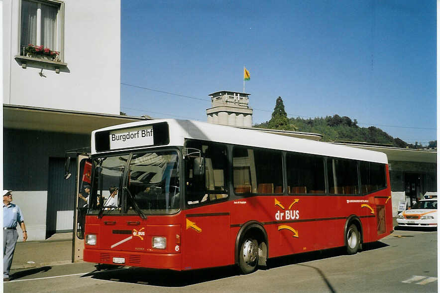 (070'636) - AAGK Koppigen - Nr. 6/BE 122'011 - Volvo/Lauber am 5. September 2004 beim Bahnhof Burgdorf