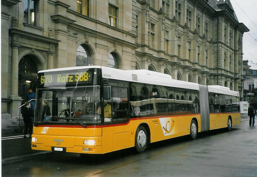 (071'030) - Moser, Flaach - Nr. 4/ZH 696'863 - MAN am 15. September 2004 beim Hauptbahnhof Winterthur
