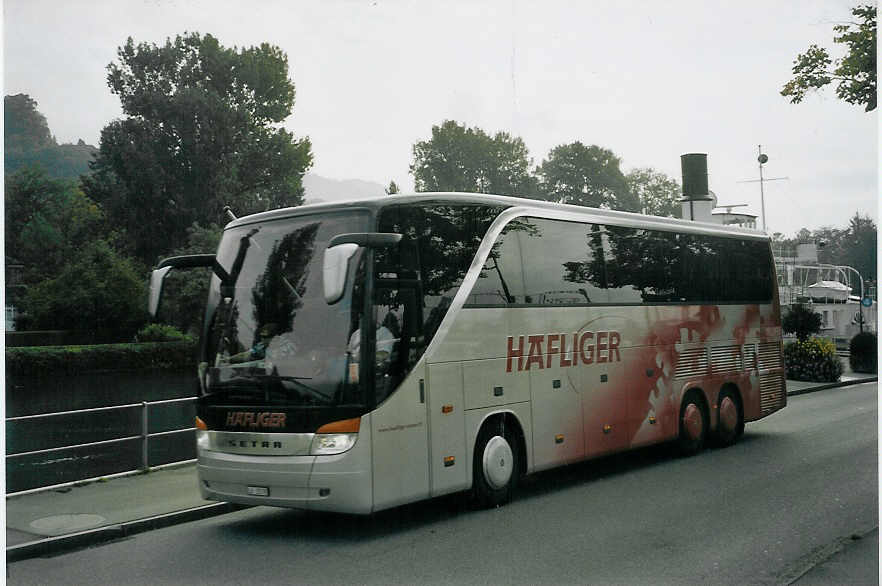 (071'202) - Hfliger, Sursee - LU 15'578 - Setra am 20. September 2004 bei der Schifflndte Thun