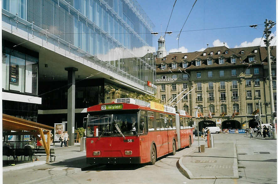 (071'207) - Bernmobil, Bern - Nr. 58 - FBW/Hess Gelenktrolleybus am 24. September 2004 beim Bahnhof Bern