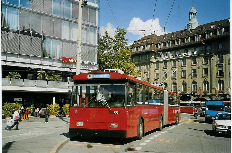(071'209) - Bernmobil, Bern - Nr. 53 - FBW/R&J Gelenktrolleybus am 24. September 2004 beim Bahnhof Bern