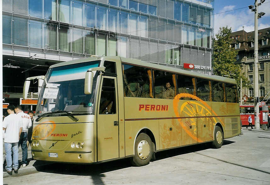 (071'210) - Aus Italien: Peroni, Bonate Sopra - CB-094 MM - Volvo/Barbi am 24. September 2004 beim Bahnhof Bern