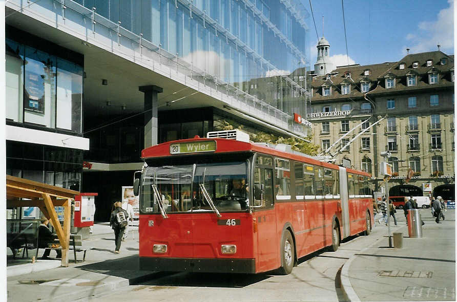 (071'211) - Bernmobil, Bern - Nr. 46 - FBW/Hess Gelenktrolleybus am 24. September 2004 beim Bahnhof Bern