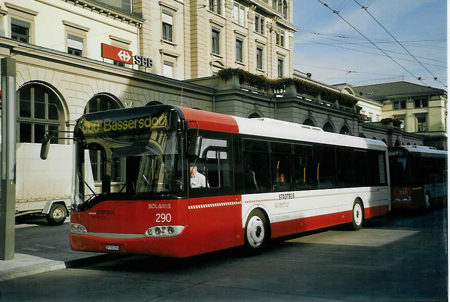 (071'426) - SW Winterthur - Nr. 290/ZH 730'290 - Solaris am 4. Oktober 2004 beim Hauptbahnhof Winterthur