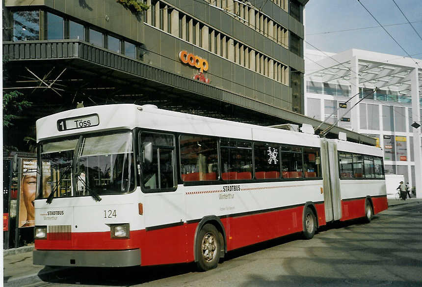 (071'510) - SW Winterthur - Nr. 124 - Saurer/FHS Gelenktrolleybus am 4. Oktober 2004 beim Hauptbahnhof Winterthur