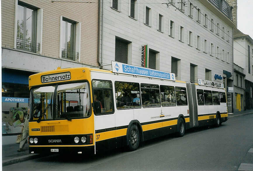 (071'517) - VBSH Schaffhausen - Nr. 37/SH 38'037 - Scania/FHS (ex Nr. 11) am 4. Oktober 2004 beim Bahnhof Schaffhausen