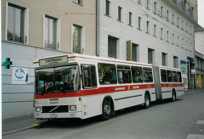 (071'535) - RVSH Schaffhausen - Nr. 10/SH 12'510 - Volvo/Hess (ex Nr. 20) am 4. Oktober 2004 beim Bahnhof Schaffhausen