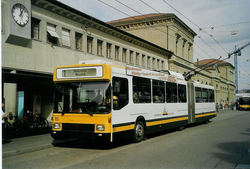 (071'604) - VBSH Schaffhausen - Nr. 115 - NAW/Hess Gelenktrolleybus am 4. Oktober 2004 beim Bahnhof Schaffhausen